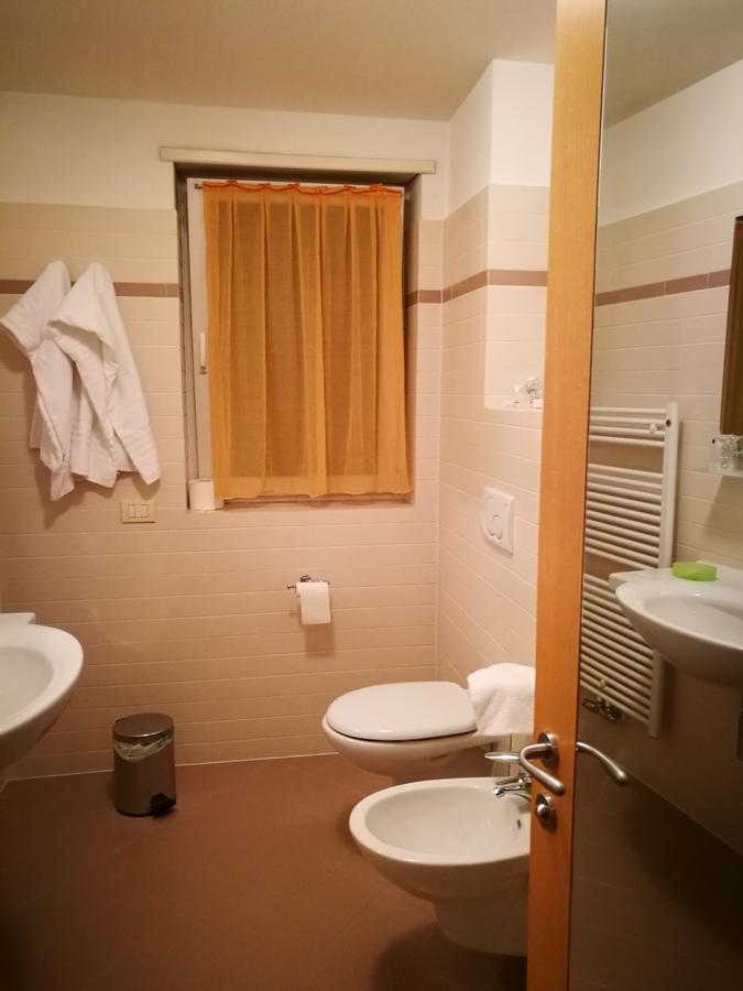 Hotel Capri Понте-нелле-Альпи Экстерьер фото